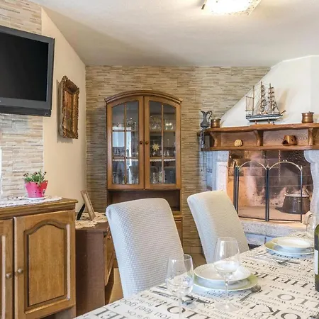 4 Bedroom Cozy In Novigrad *