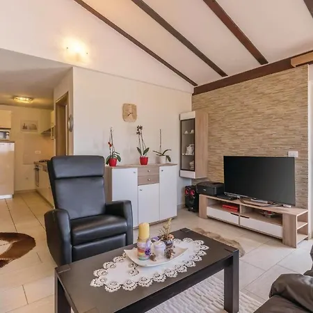 4 Bedroom Cozy In Novigrad Holiday home *