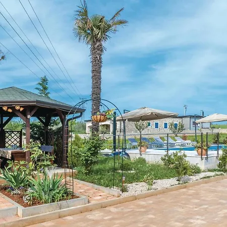 4 Bedroom Cozy In Novigrad Holiday home Novigrad (Istria)