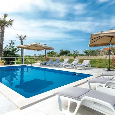 4 Bedroom Cozy In Novigrad *
