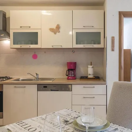 4 Bedroom Cozy In Novigrad Holiday home