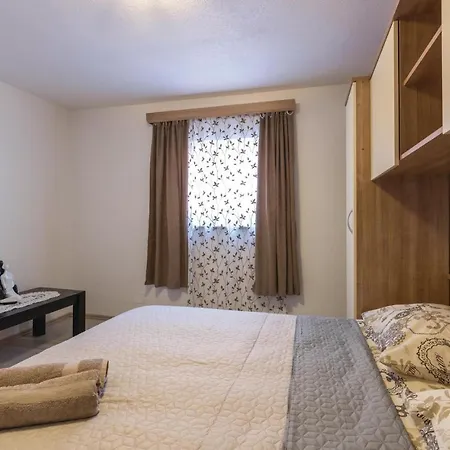 4 Bedroom Cozy In Novigrad Holiday home *