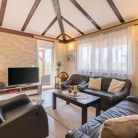 4 Bedroom Cozy In Novigrad