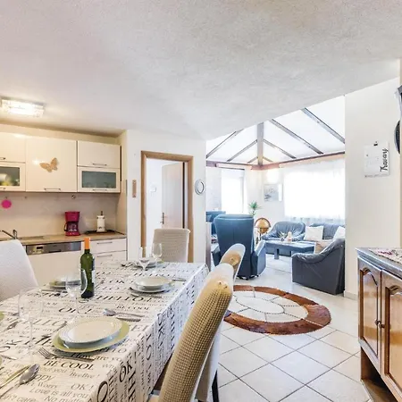 4 Bedroom Cozy In Novigrad