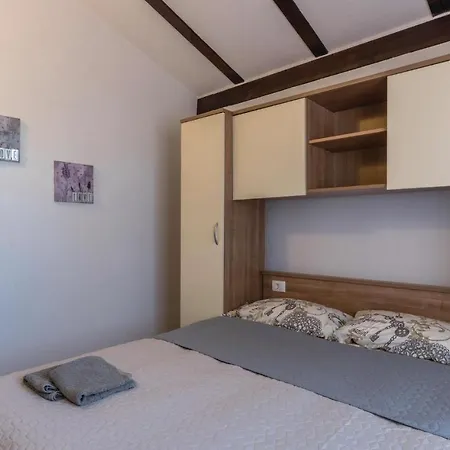 4 Bedroom Cozy In Novigrad