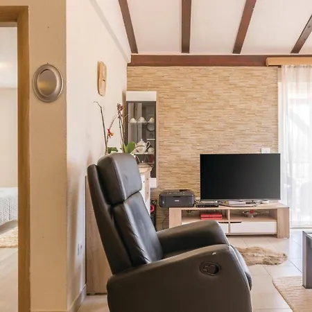 4 Bedroom Cozy In Novigrad