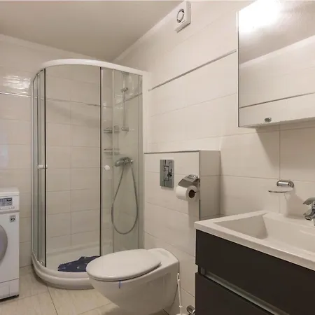 4 Bedroom Cozy In Novigrad Holiday home *